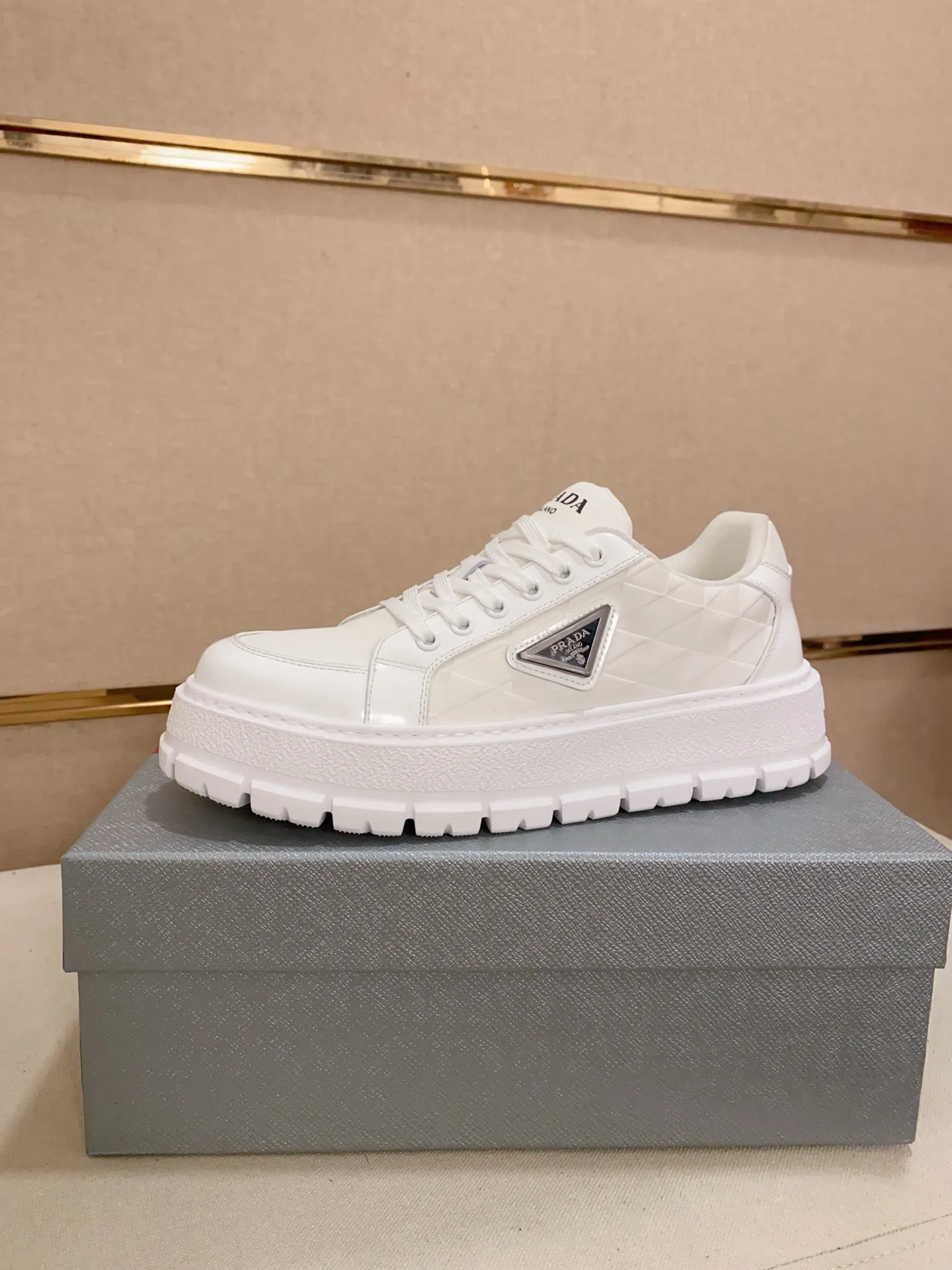 Men's shoes 💰 580💰 ✔️✔️✔️Higher version High-quality new PRADA (Prada) counters are launched simultaneously. The new men's shoes and 😘 fabrics are made of high-tech glue-spraying technology. Lining: Full cowhide lining. 👍🏿 High-end ☄️ Air-cushion molded anti-slip foam outsole, exquisite lines, simple and elegant, comfortable and high-end for leisure travel. Code number: 38 to 44 (45 can be customized and cannot be returned or exchanged)
